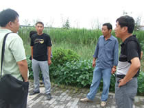 1544177473331.jpg 公司動態(tài)=2011年盛夏酷暑,公司領(lǐng)導(dǎo)慰問堅守生產(chǎn)一線的廣大員工-阜寧高等師范學(xué)校項目.jpg