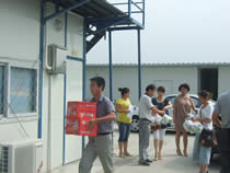 1544177494956.jpg 公司動態(tài)=2011年盛夏酷暑,公司領(lǐng)導(dǎo)慰問堅守生產(chǎn)一線的廣大員工-開發(fā)區(qū)市政項目.jpg