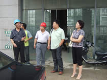 1544177522487.jpg 公司動態(tài)=2011年盛夏酷暑,公司領(lǐng)導(dǎo)慰問堅守生產(chǎn)一線的廣大員工-農(nóng)科院項目.jpg
