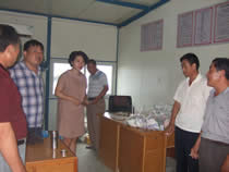 1544177566961.jpg 公司動態(tài)=2011年盛夏酷暑,公司領(lǐng)導(dǎo)慰問堅守生產(chǎn)一線的廣大員工-先鋒島項目.jpg