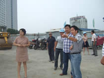 1544177585487.jpg 公司動態(tài)=2011年盛夏酷暑,公司領(lǐng)導(dǎo)慰問堅守生產(chǎn)一線的廣大員工-小海路高架項目.jpg