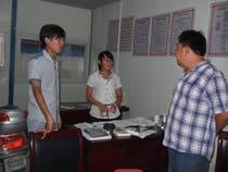 1544177600282.jpg 公司動態(tài)=2011年盛夏酷暑,公司領(lǐng)導(dǎo)慰問堅守生產(chǎn)一線的廣大員工-中南世紀城項目.jpg