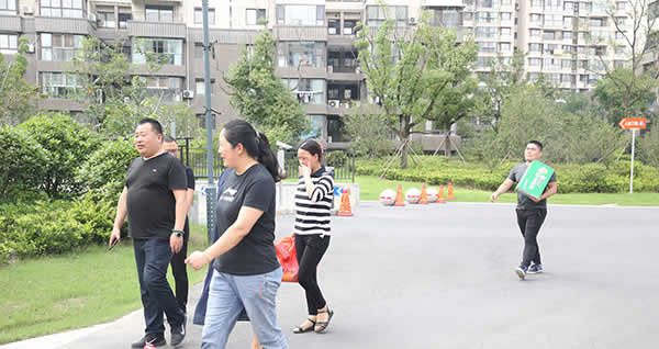 1564472444337.jpg 公司動(dòng)態(tài)=情牽一線項(xiàng)目組,高溫時(shí)節(jié)送清涼01.jpg